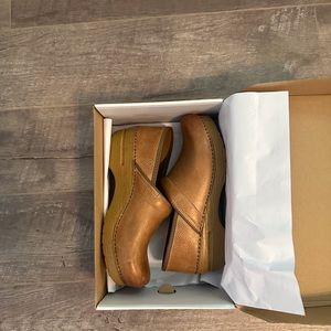 Barely worn Honey Distressed Sz Dansko 9